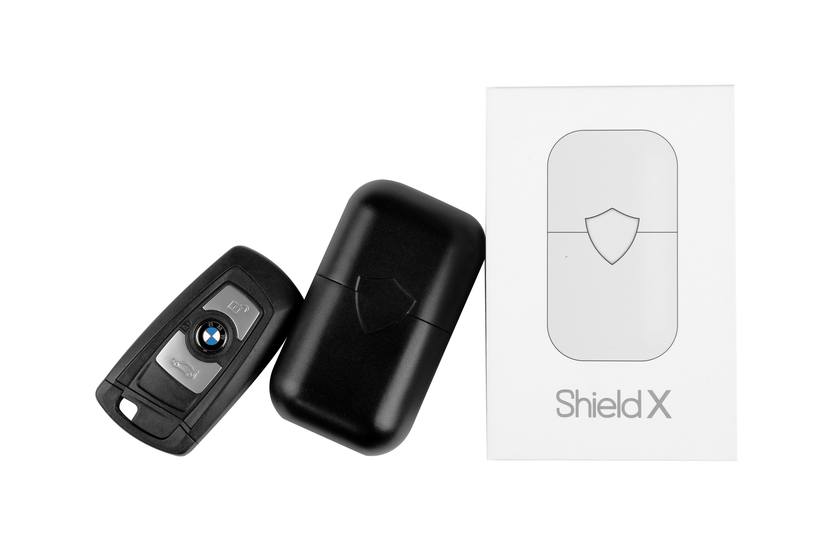 Shield X Schutzbox neben einem Autoschlüssel